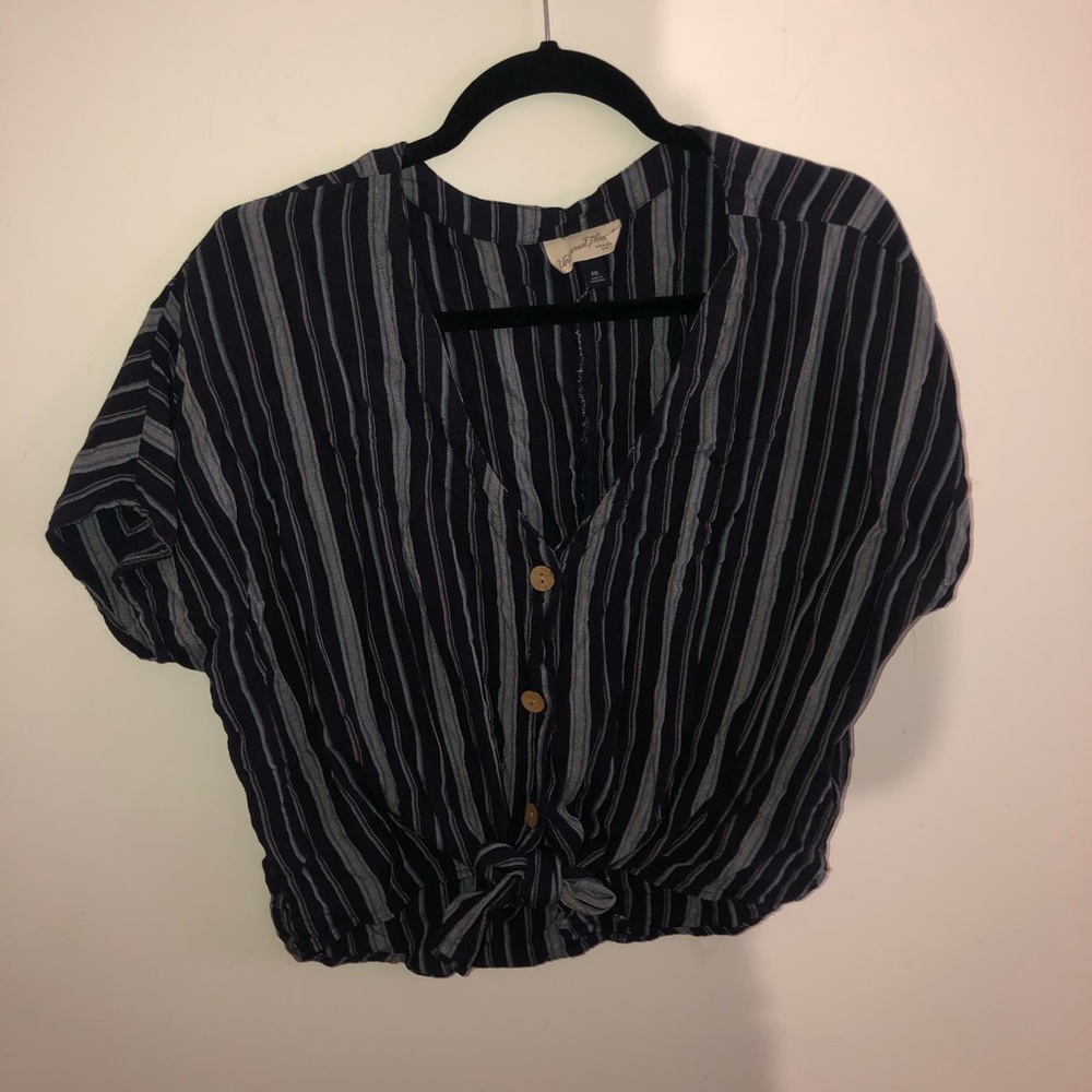 🦋Universal Thread striped button up